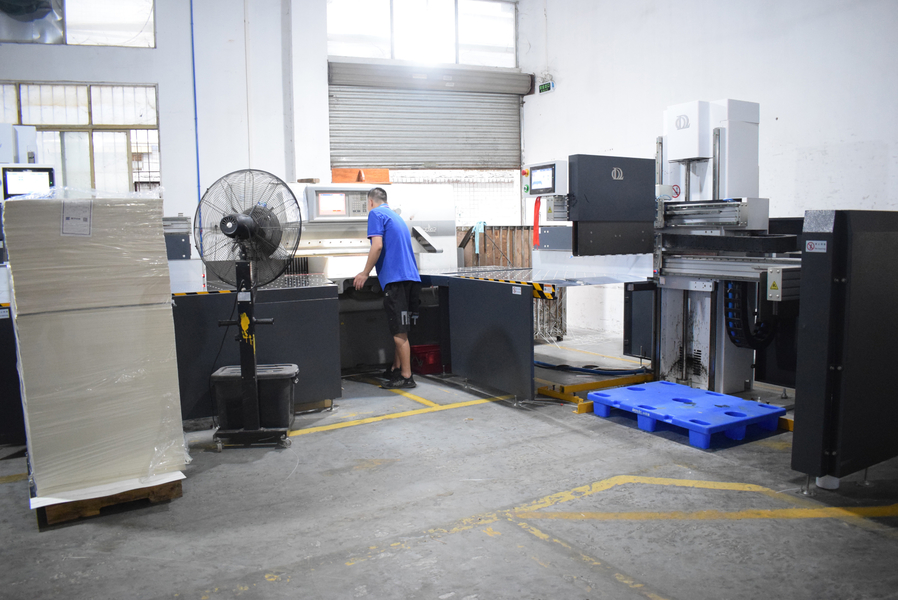 GUANGZHOU YM PACKAGE PRODUCTS CO.,LTD. línea de producción del fabricante