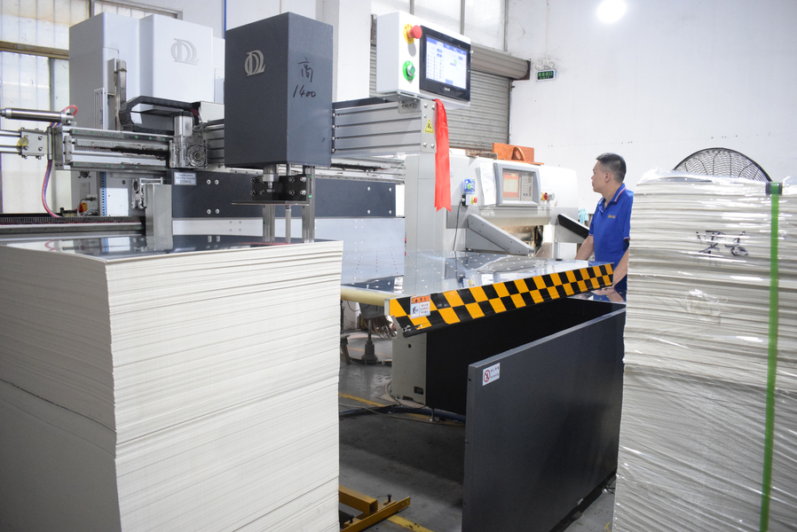 GUANGZHOU YM PACKAGE PRODUCTS CO.,LTD. línea de producción del fabricante