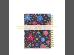 Toma de notas profesional simplificada con cuaderno de diario personalizado de una materia con páginas rayadas